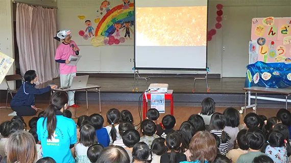 【Picture】The Children Listened to the Picture-story Shows